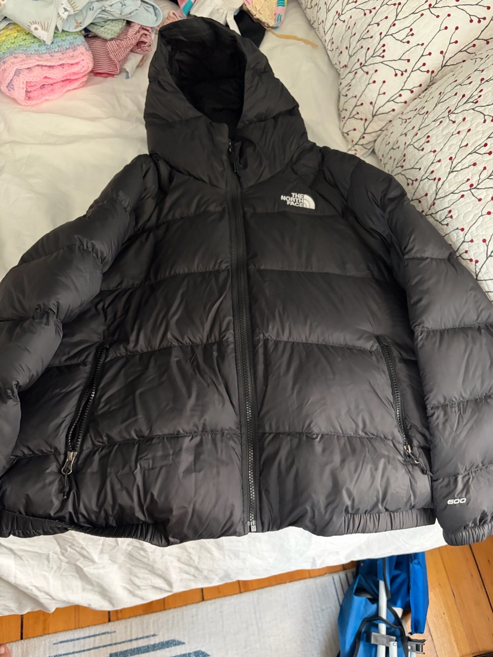 The North Face Women's Black Hooded Puffer Jacket - Picture 7 of 7